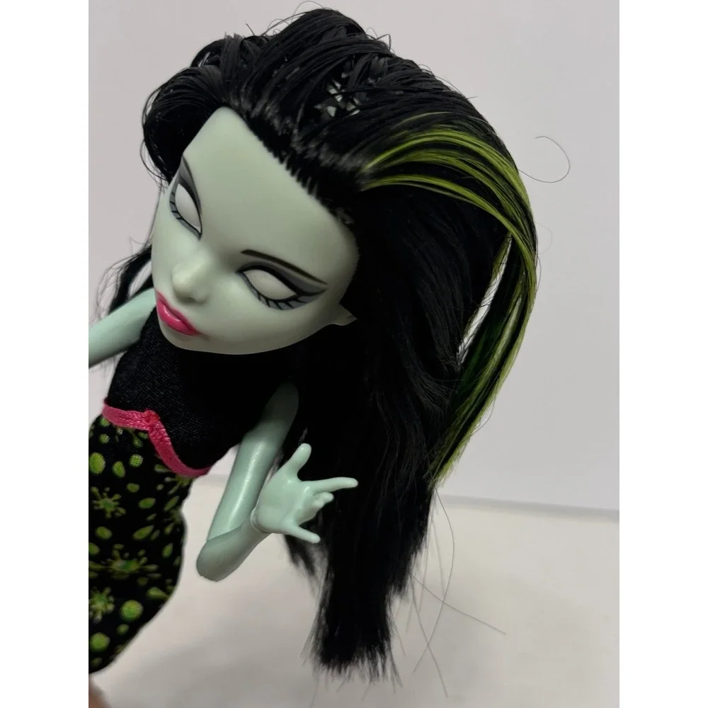 Monster High Ghoul Fair Scarah Screams Doll fashion doll toy with dress